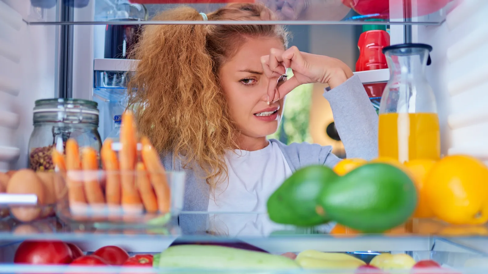 أسباب غير متوقعة لرائحة الثلاجة الكريهة