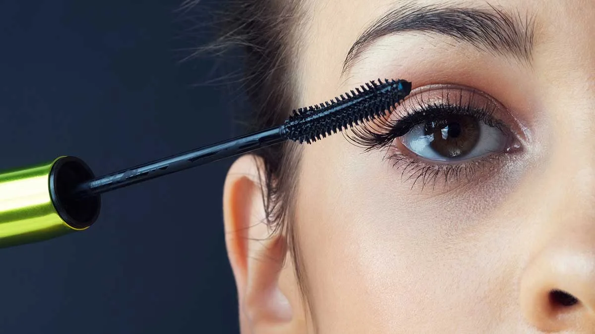 5 أخطاء فى استخدام الماسكارا ترتكبها غالبية الإناث