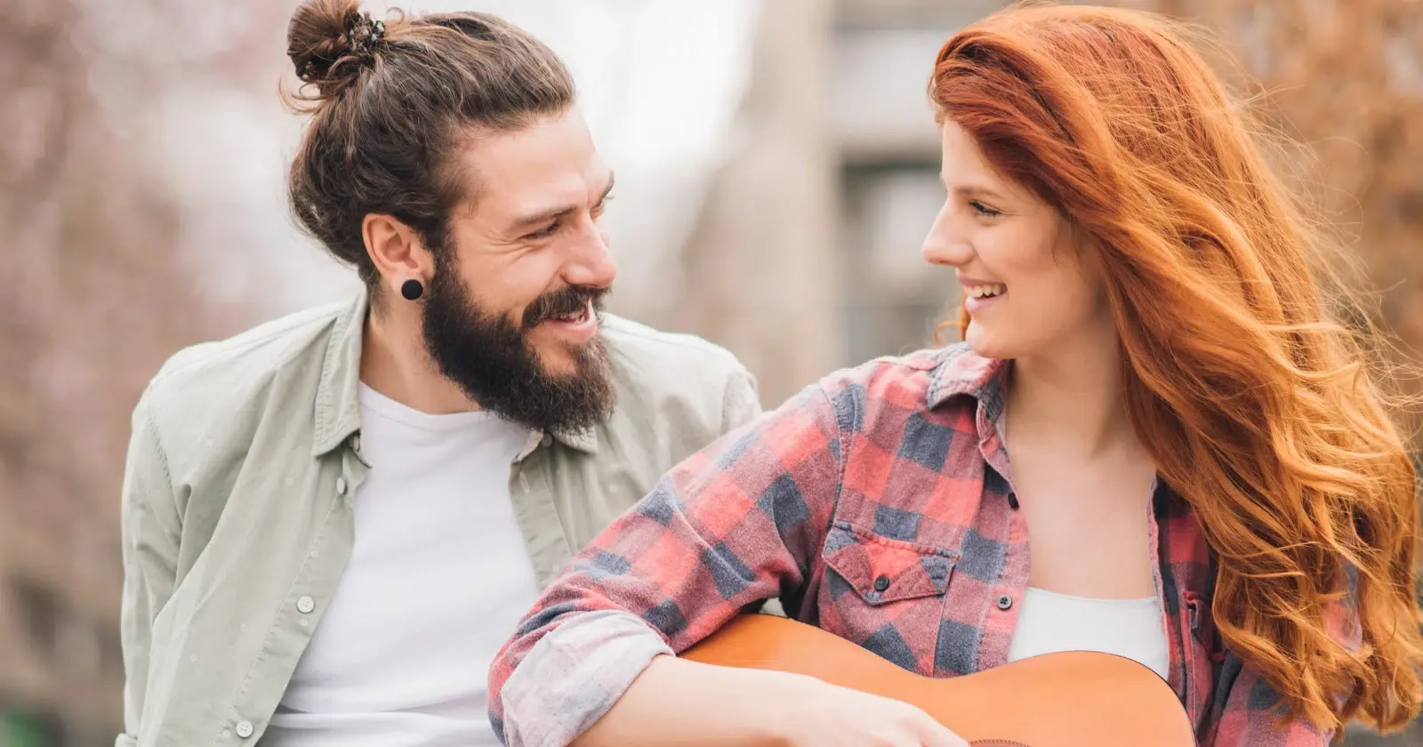 8 إشارات تدل على أن المرأة معجبة بك