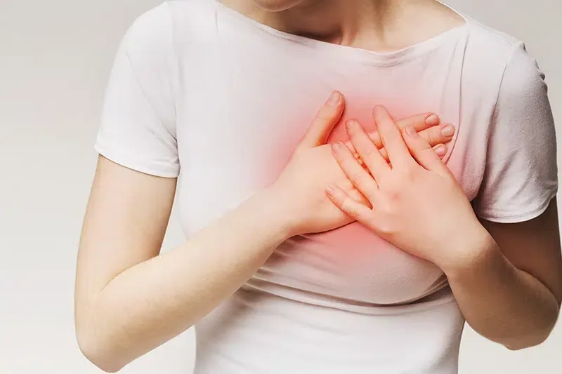 أسباب ألم الثدي الأيسر عند النساء