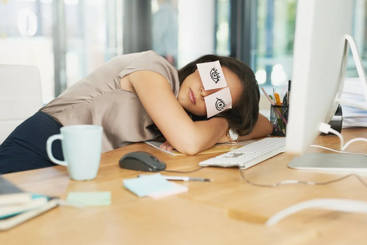 10 نصائح للبقاء مستيقظًا في العمل بدون قهوة