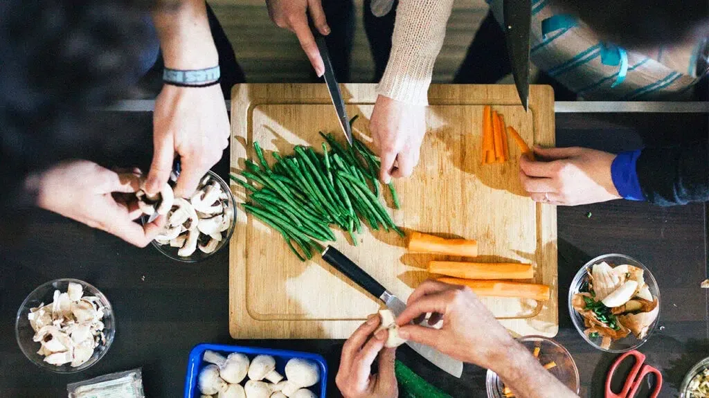 8 أطعمة تعزز صحة القولون بشكل فعال