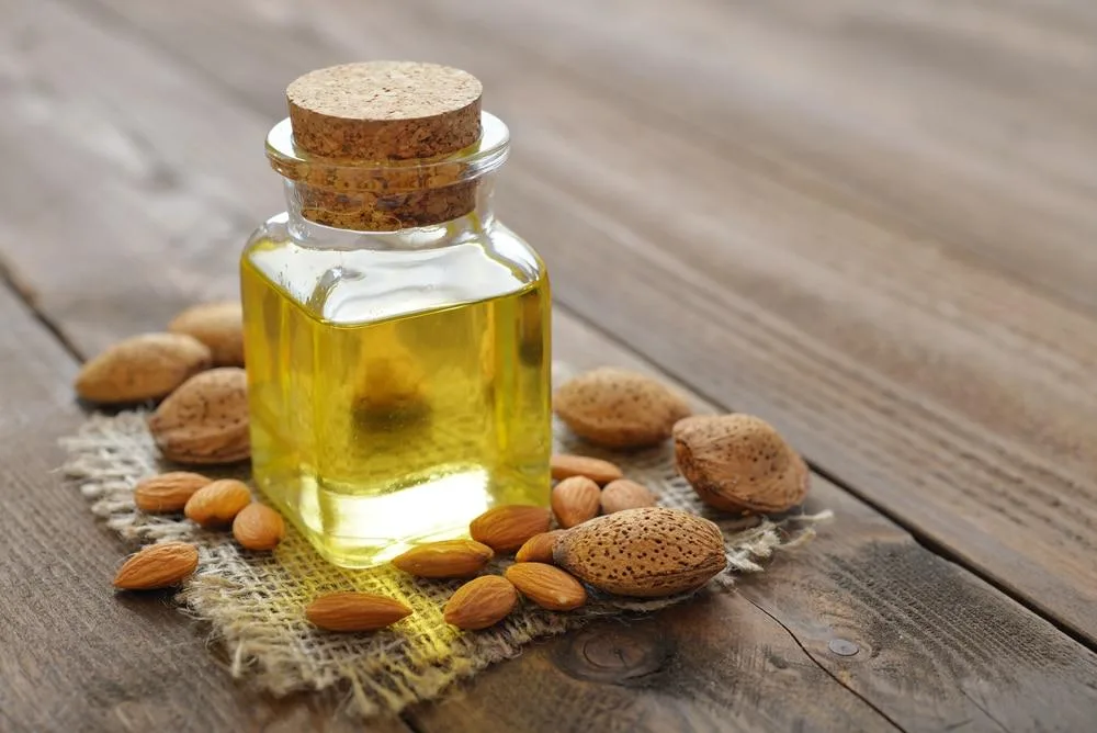 زيت اللوز .. كيف يفيد في محاربة الهالات السوداء؟