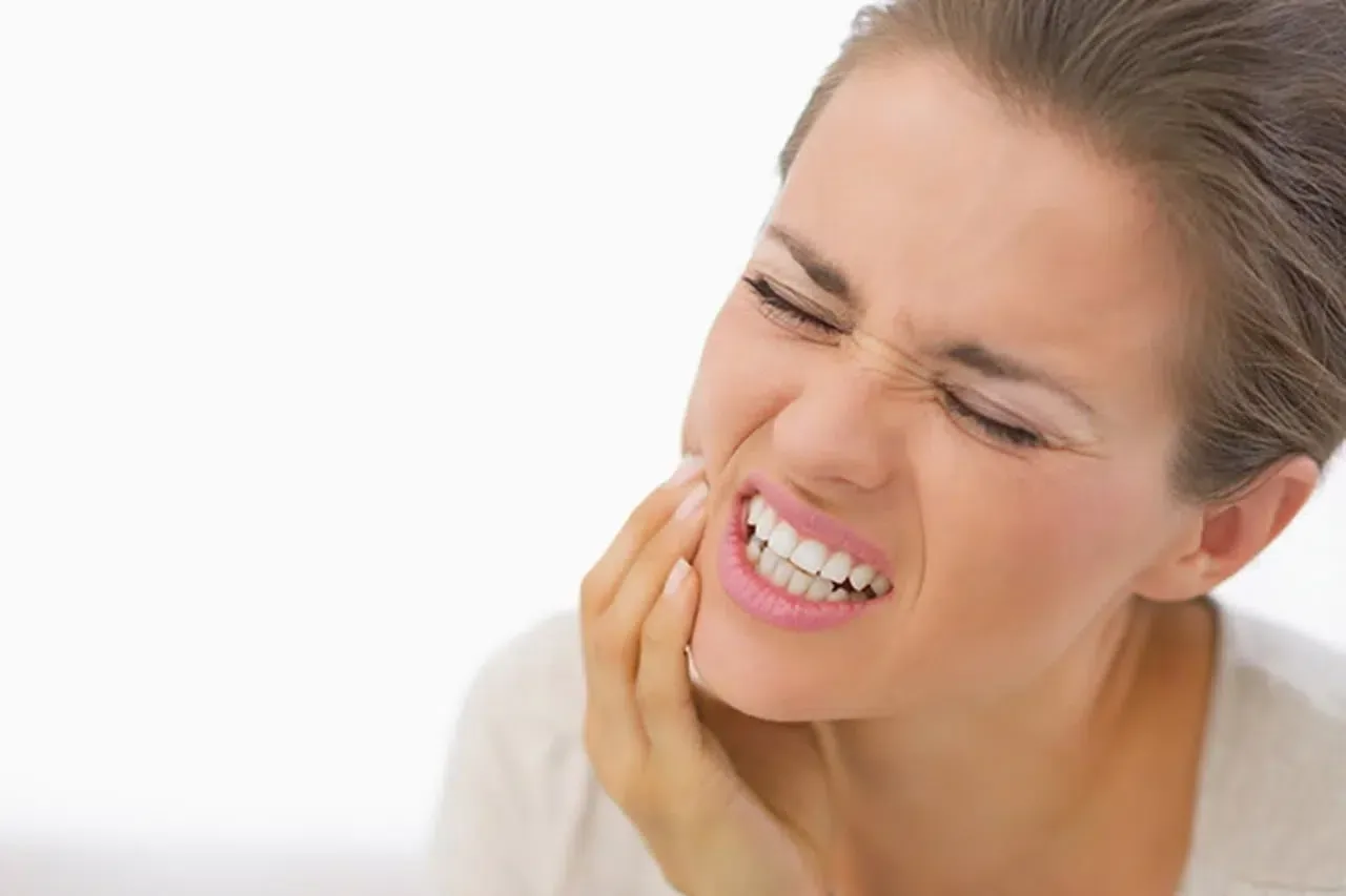 7 طرق طبيعية للقضاء على ألم الاسنان