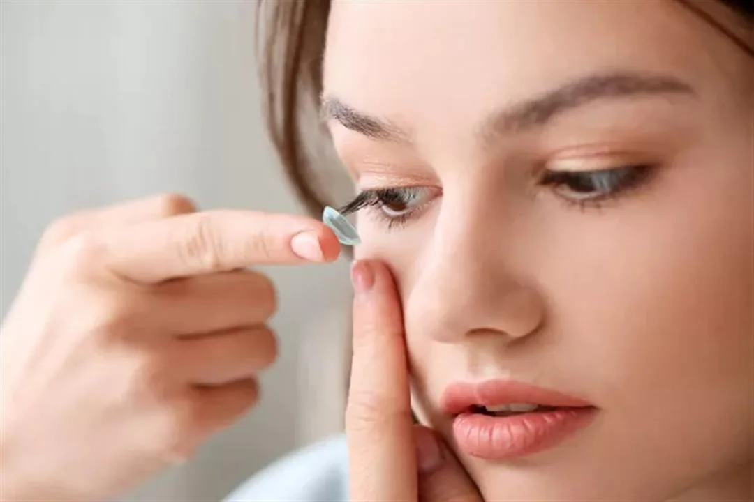مخاطر ارتداء العدسات اللاصقة خلال الطقس المتقلب