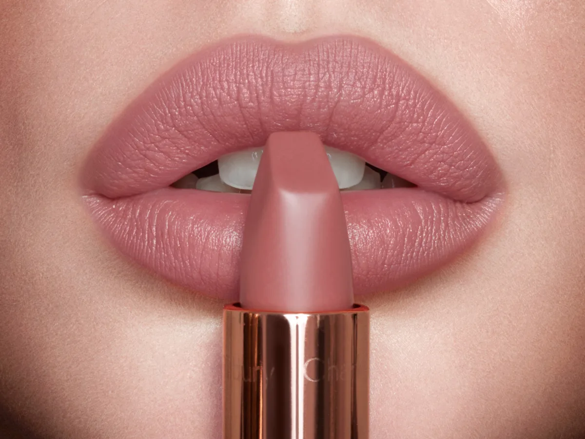 ألوان الروج التي تناسب البشرة البيضاء
