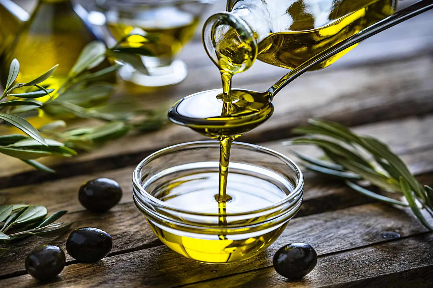 ما فوائد تناول معلقة زيت الزيتون على الريق يومياً؟