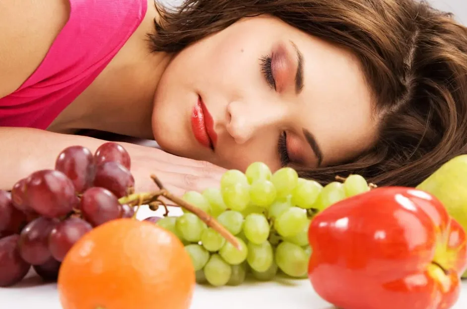 7 أنواع فواكه تساعدك على النوم والاسترخاء