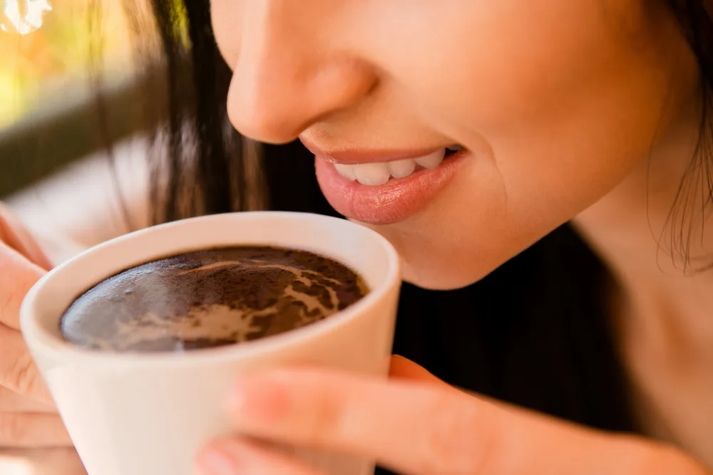 7 طرق بسيطة لتجنب بقع الأسنان بعد شرب القهوة