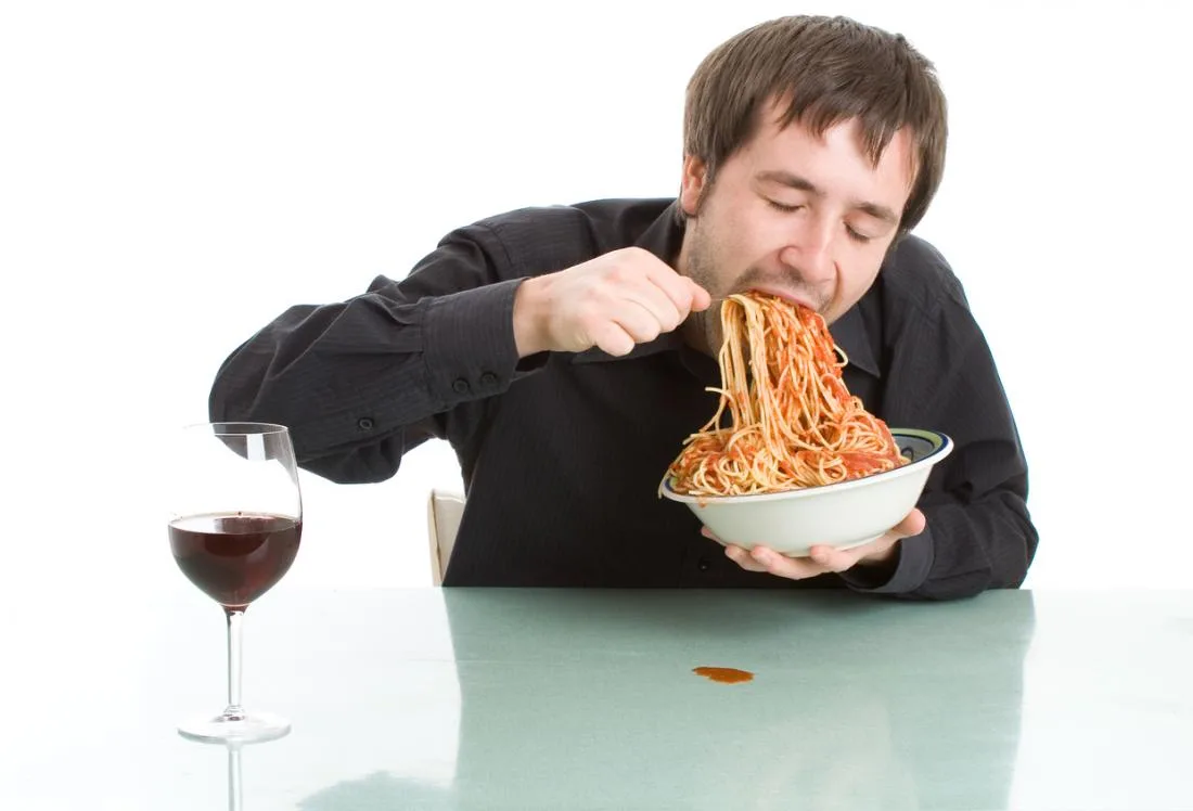 مخاطر تناول الطعام سريعاً