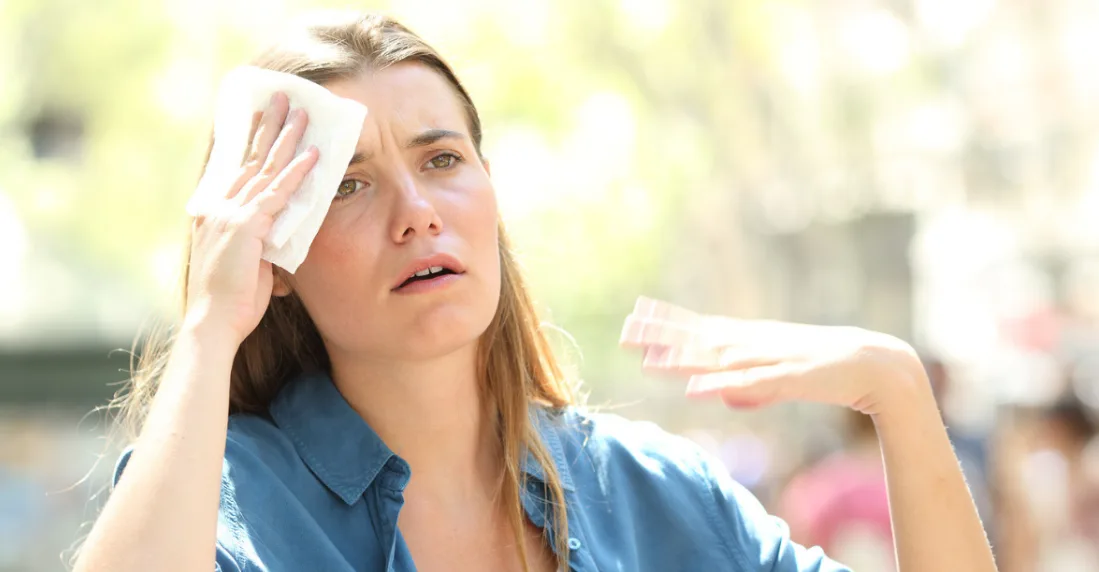 أشياء ضرورية يجب أن تكون في حقيبتك خلال موجات الحر
