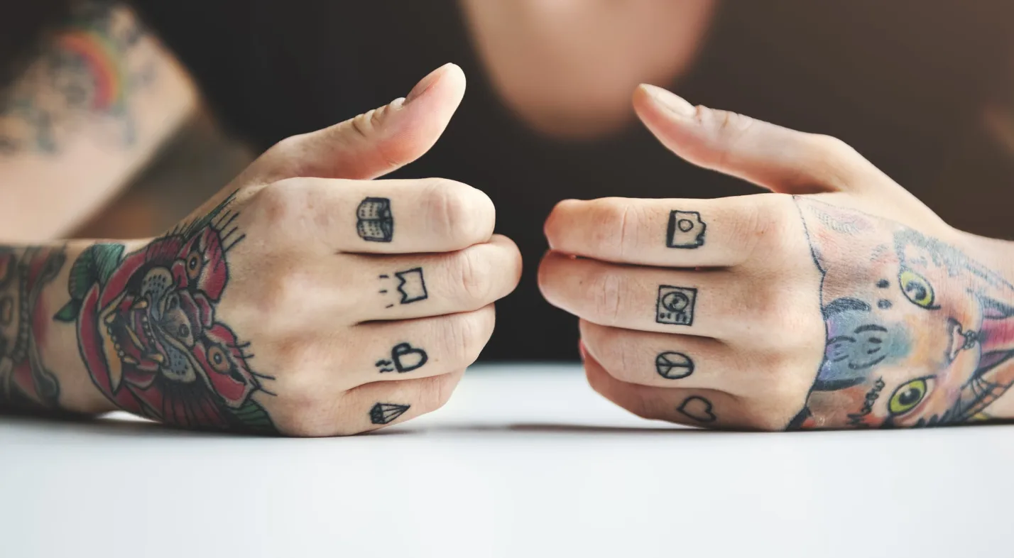 7 أشياء يجب معرفتها قبل وضع وشم على الأصابع