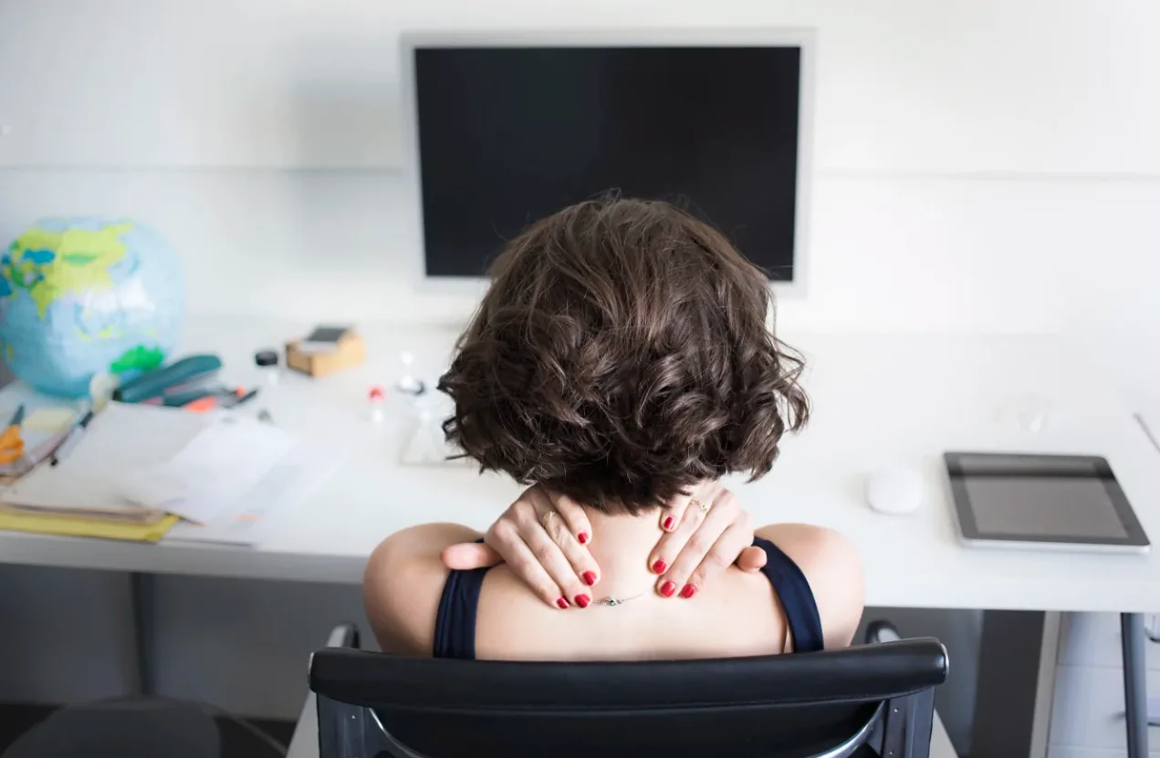 كيفية التخلص من تيبس الرقبة والكتفين