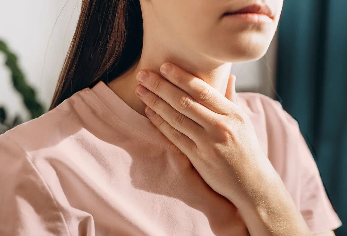 7 أطعمة يجب تناولها عند الإصابة بالتهاب الحلق