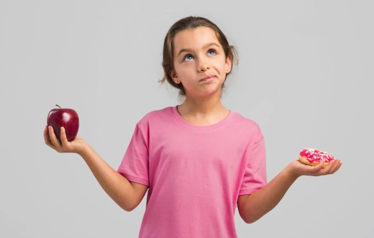 7 أطعمة خطيرة لا يجب أن تطعمها لأطفالك أبدًا
