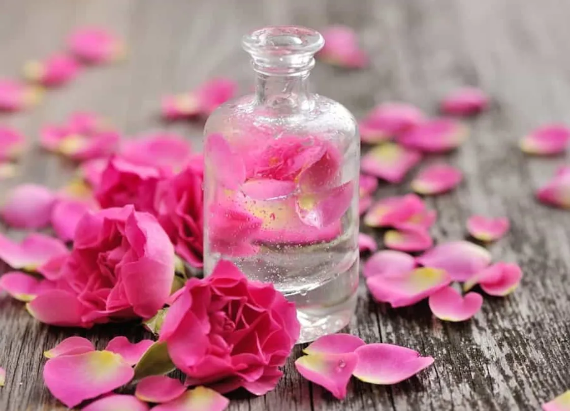 هل حقاً شرب ماء الورد مفيد لصحتك؟