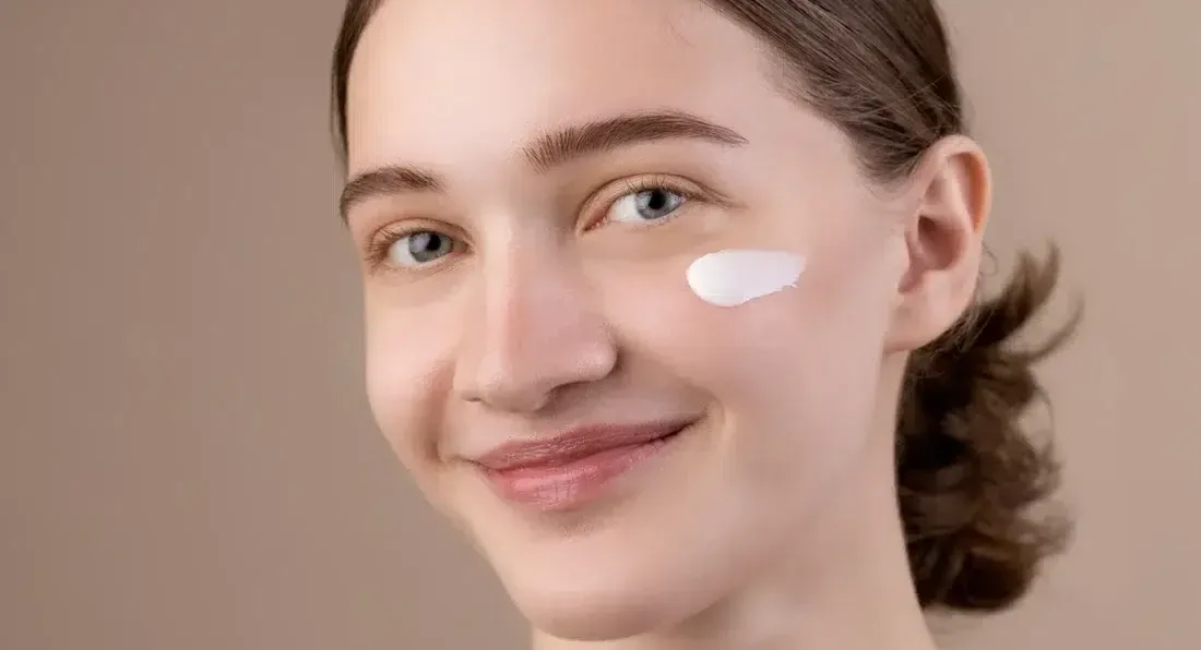 أفضل 5 أنواع كريم مرطب للعين