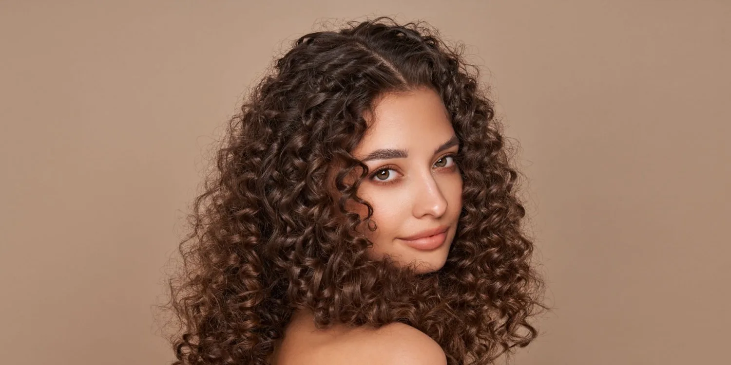أسرار سريعة للحصول على شعر مجعد جميل