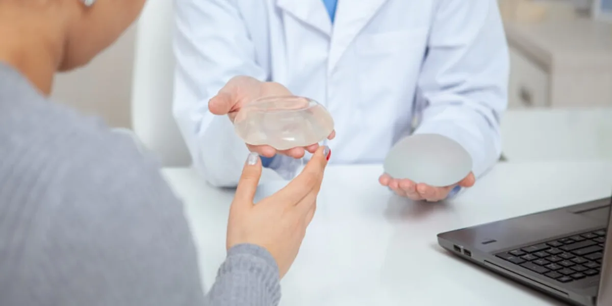 ما العمر المناسب لتكبير الثدي؟