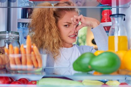 أسباب غير متوقعة لرائحة الثلاجة الكريهة
