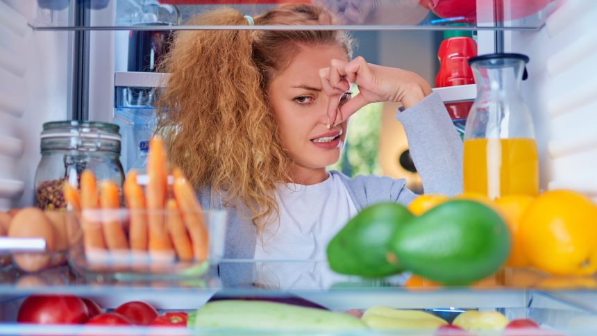 أسباب غير متوقعة لرائحة الثلاجة الكريهة