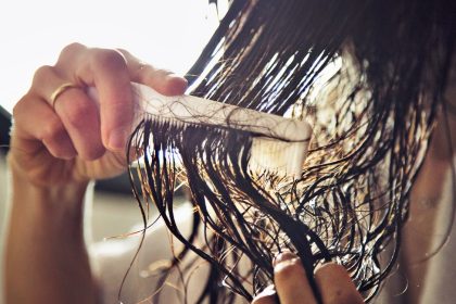 8 عادات يومية تتلف شعرك