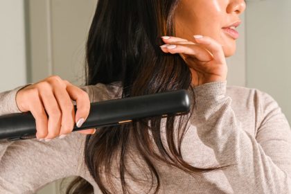 أخطاء يجب تجنبها أثناء استخدام مكواة الشعر