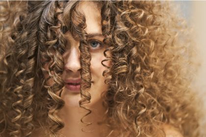 لصاحبات الشعر المجعد: 5 نصائح تمنحك شعراً حيوياً وصحياً